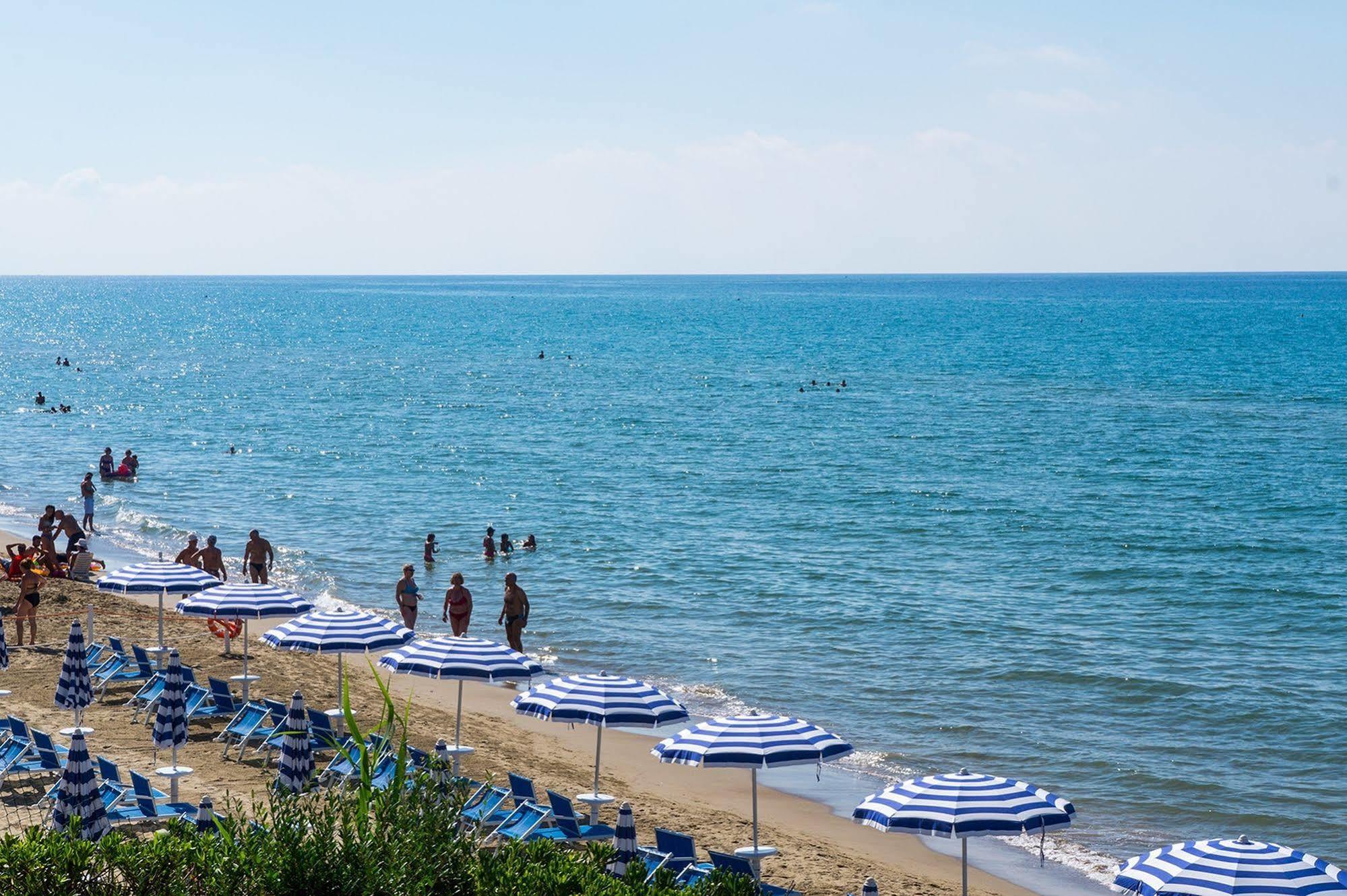 Holiday Village Fondi Buitenkant foto